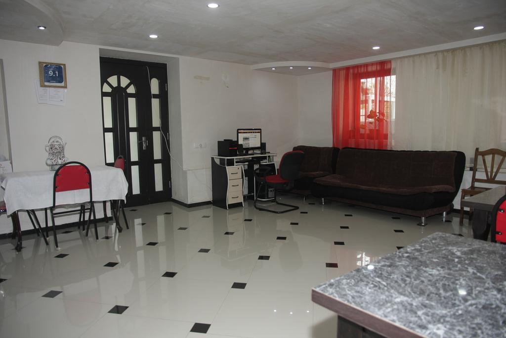 Guest House Nona Kutaisi Esterno foto
