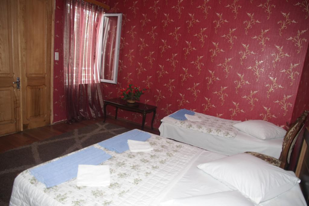 Guest House Nona Kutaisi Esterno foto