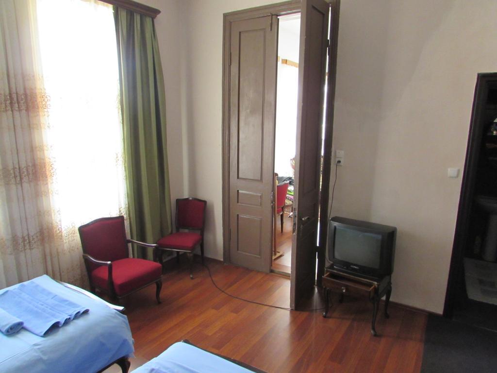 Guest House Nona Kutaisi Esterno foto