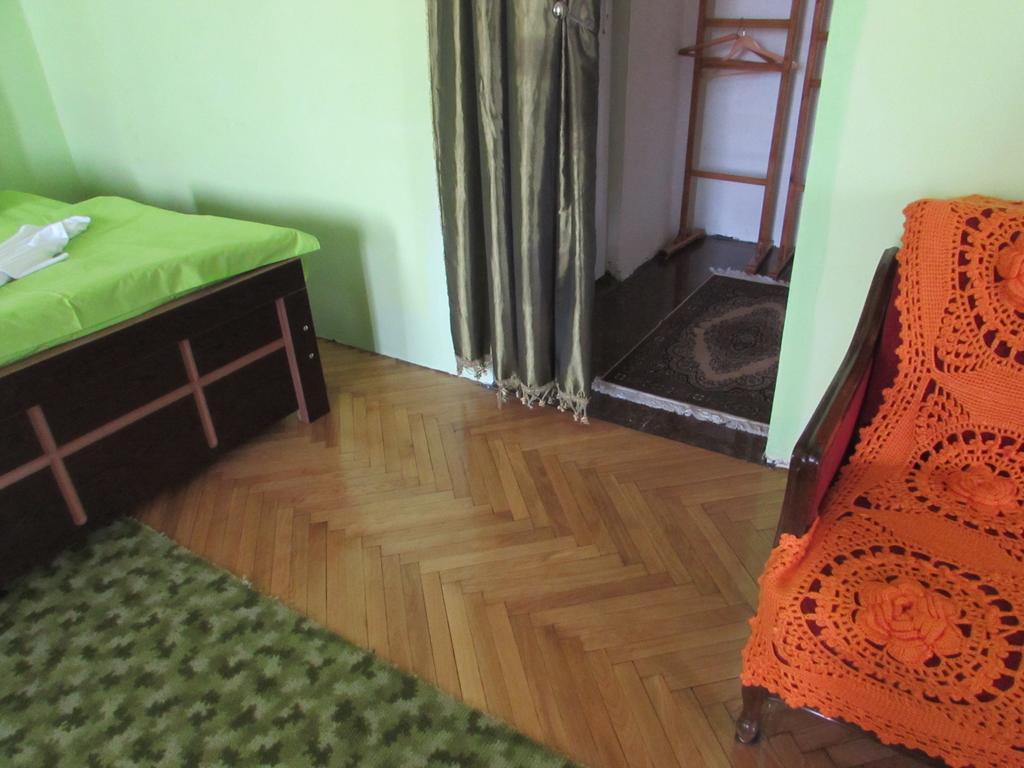 Guest House Nona Kutaisi Esterno foto