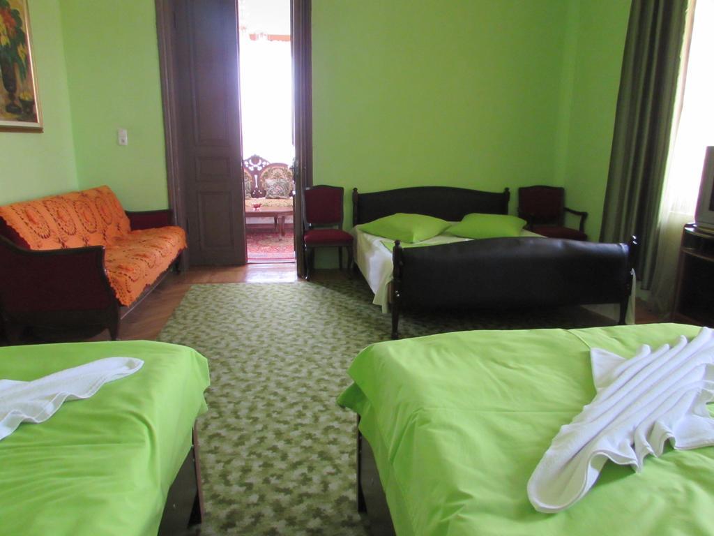 Guest House Nona Kutaisi Esterno foto