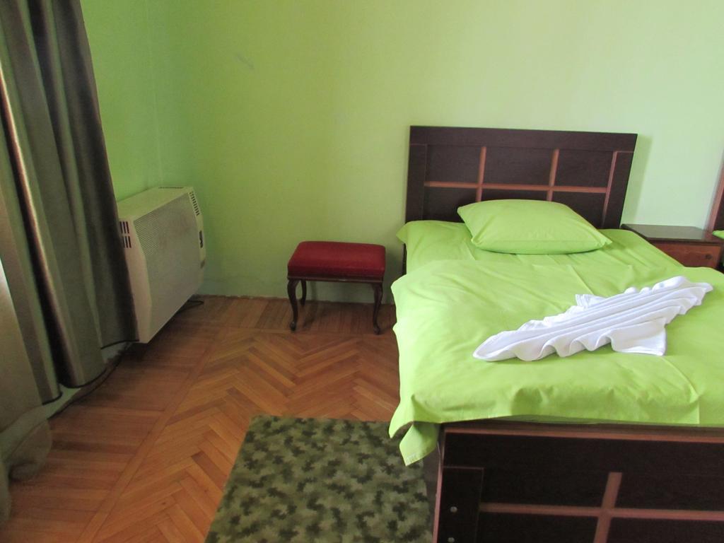 Guest House Nona Kutaisi Esterno foto