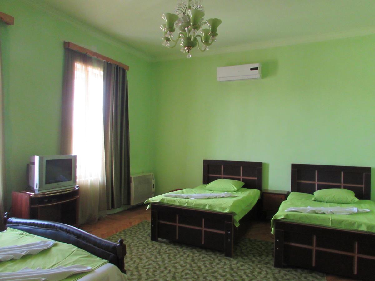 Guest House Nona Kutaisi Esterno foto